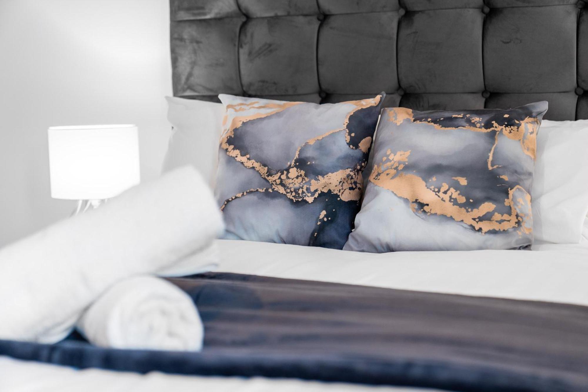 Stylish 2 Bedroom Apartment - Balcony - Secure Parking - Top Rated - 5Mc 伯明翰 外观 照片